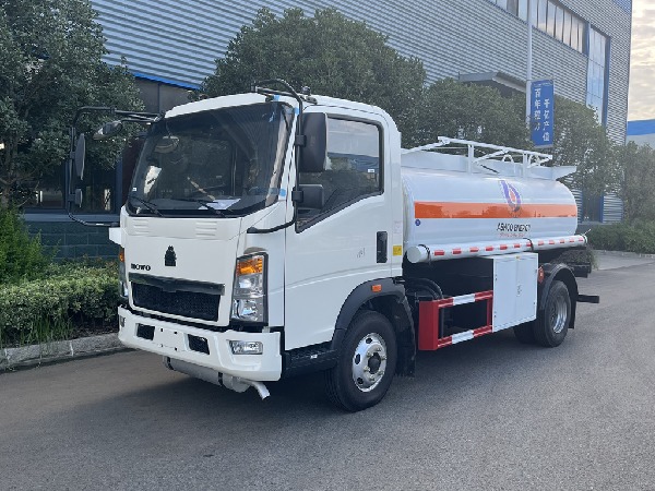 5000L HOWO fuel refueling tank truck