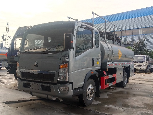 10000L HOWO fuel refueling tank truck