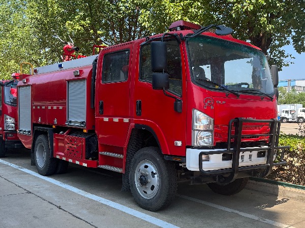 4x4 ISUZU Fire Fighting Truck