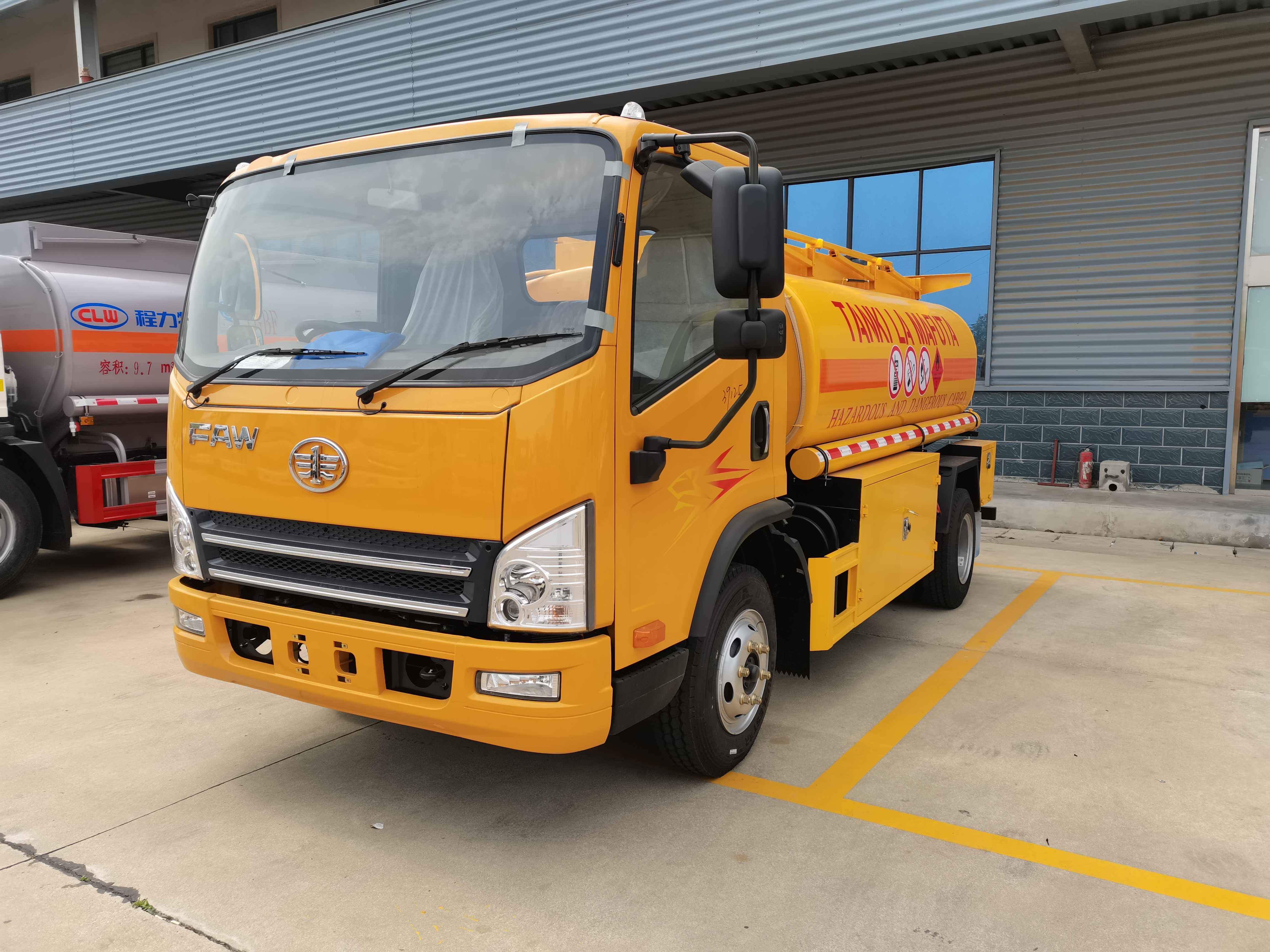 East Africa Exportation China Automotive FAW 4x2 6CBM Fuel Dispensing Tank Truck